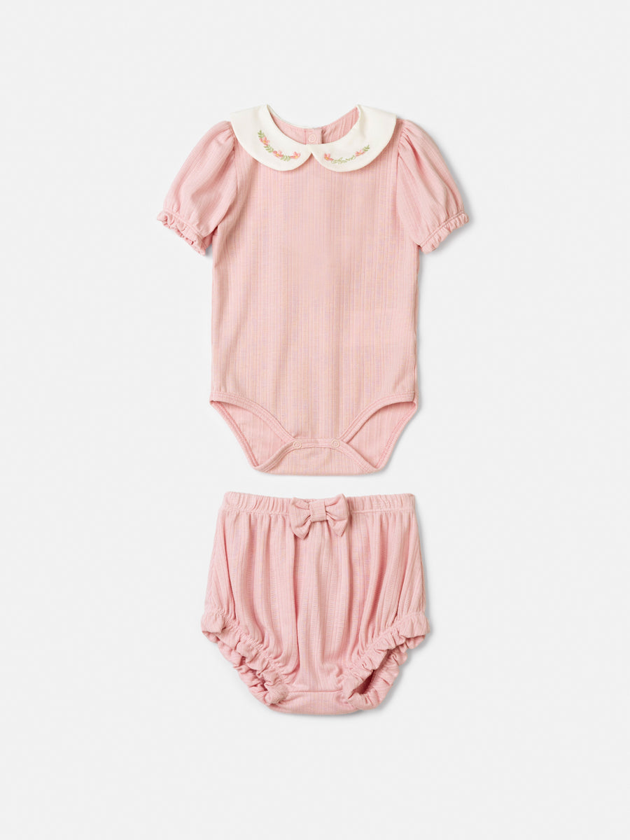 Pink Set with Floral Embroidery on the Golinha