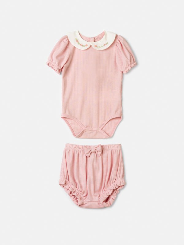 Pink Set with Floral Embroidery on the Golinha